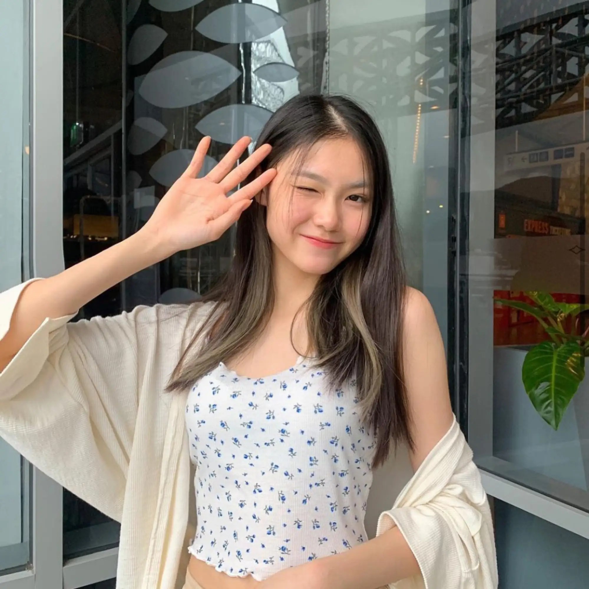表现下有所